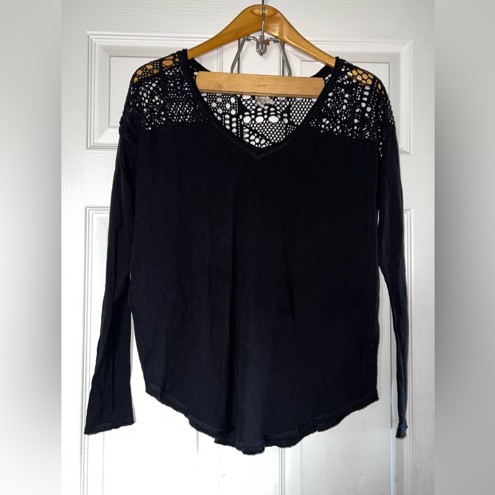 We The Free | Free People Black Crochet Trim Long Sleeves Knit Top Sz Small EUC